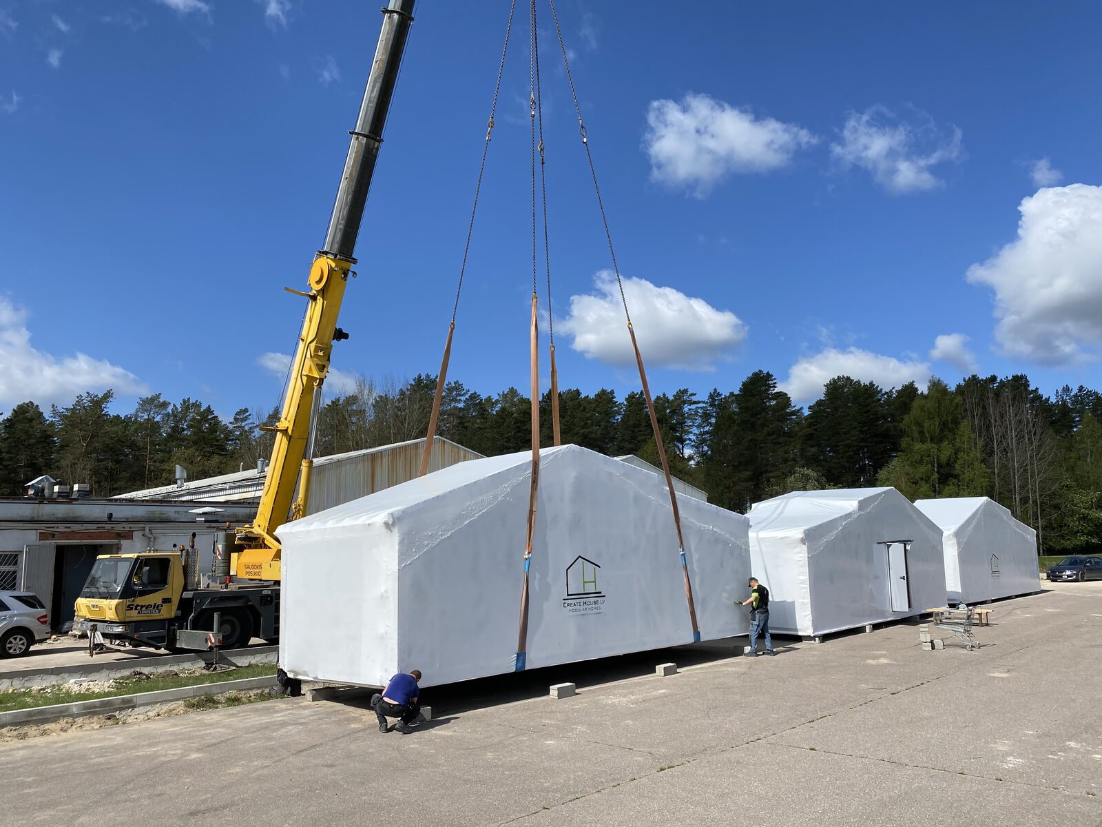 Moduļu celšana ar celtni ražotnē Ādažos
