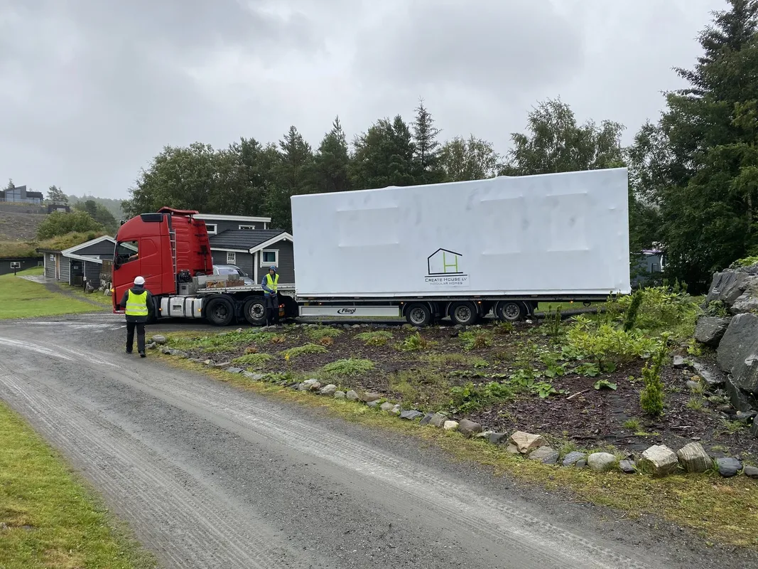 Moduļa piegāde ar kravas auto — Create House logo