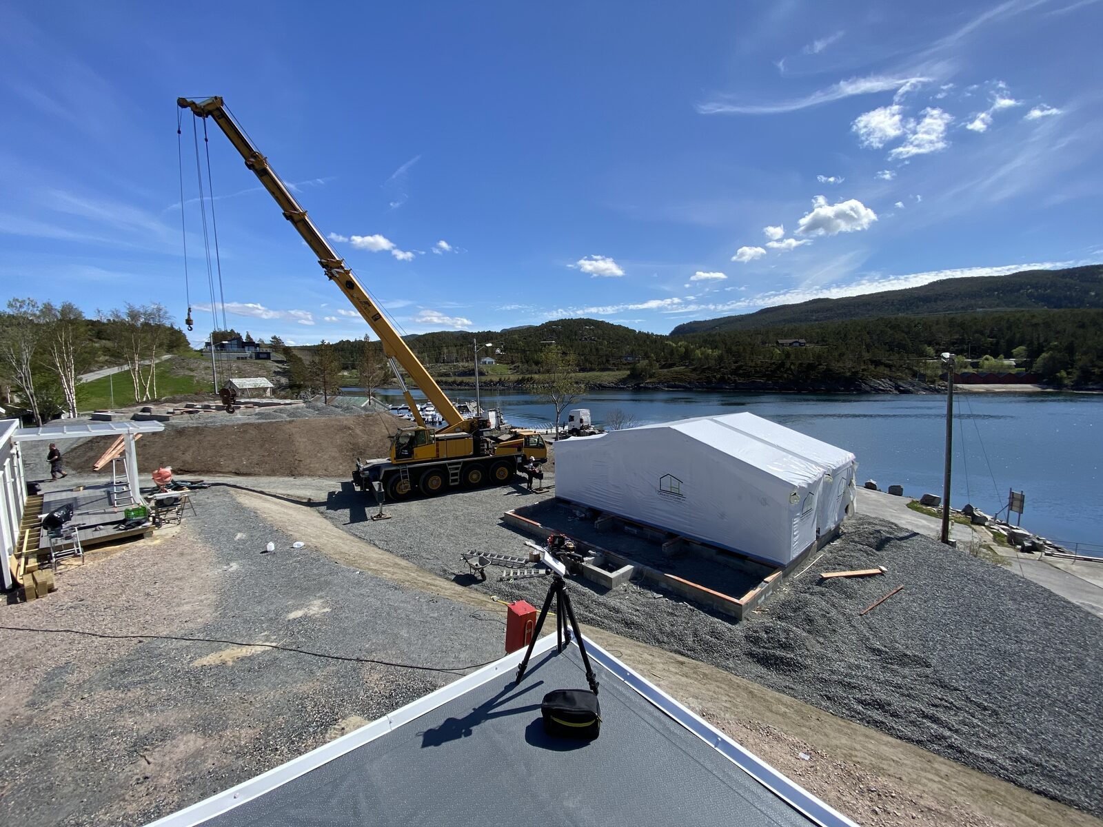 Drona skats — moduļa novietošana būvlaukumā pie ūdens