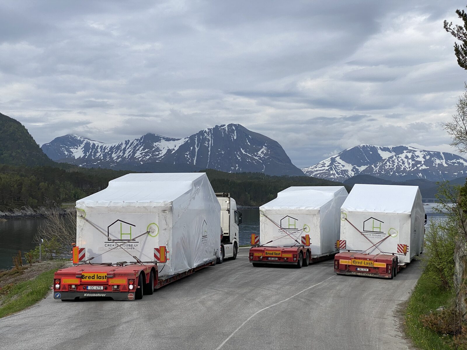 Trīs moduļi ceļā uz Norvēģiju — sniega kalni fonā