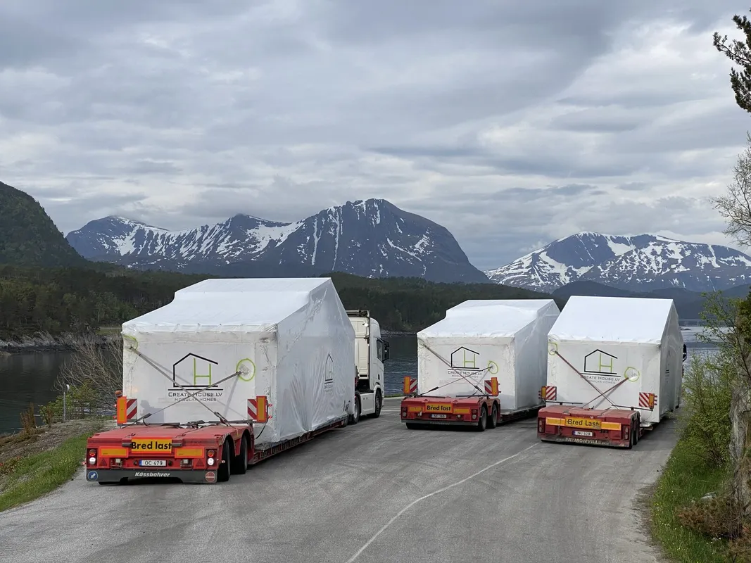 Trīs moduļi ceļā uz Norvēģiju — sniega kalni fonā