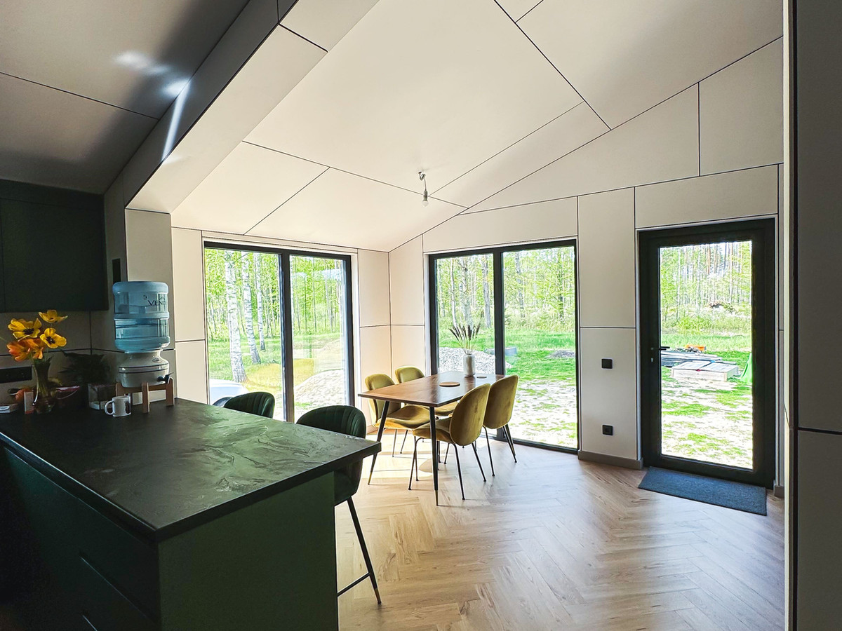 Create House — mājas uzstādīšana uz pamatiem