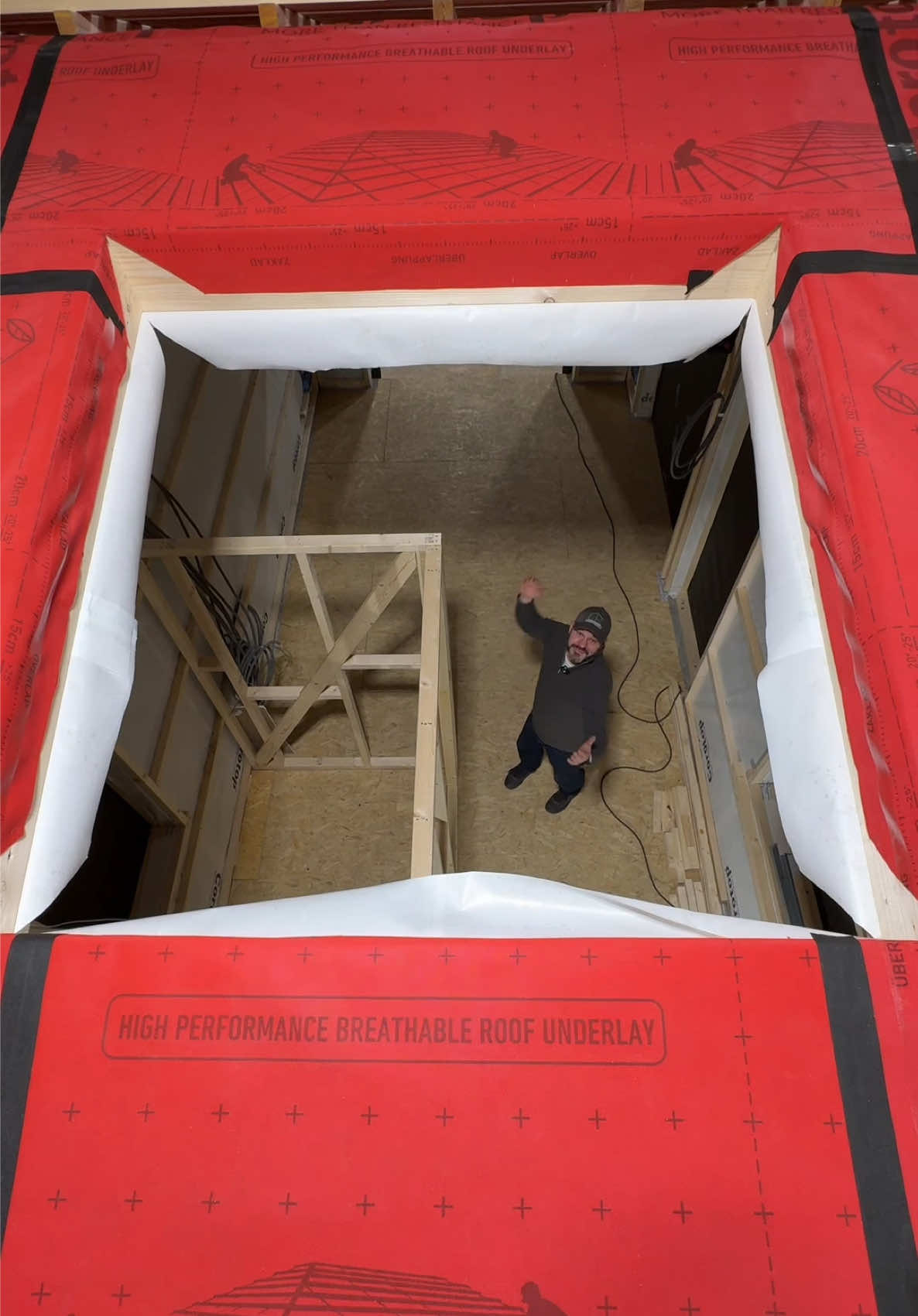 Liels jumta logs mazajā moduļu mājā?  Tas ir iepējams!  Tas ielaiž ga...